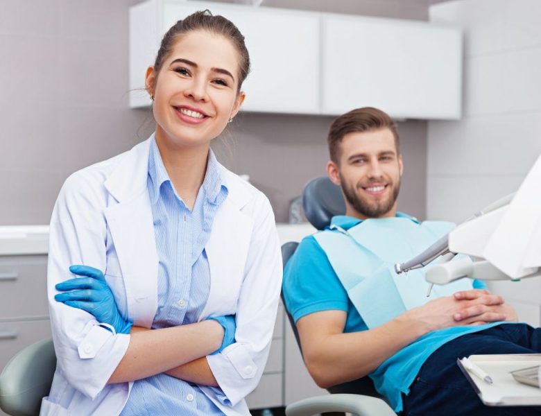 dentiste et son patient atteint de parodontite, qui souhaite savoir à quel stade est la maladie