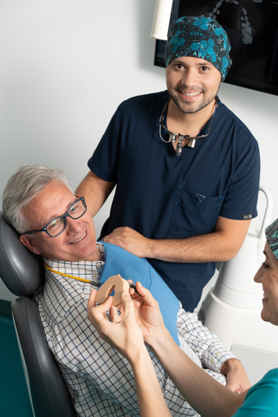 dentiste et son patient en soins dentaires