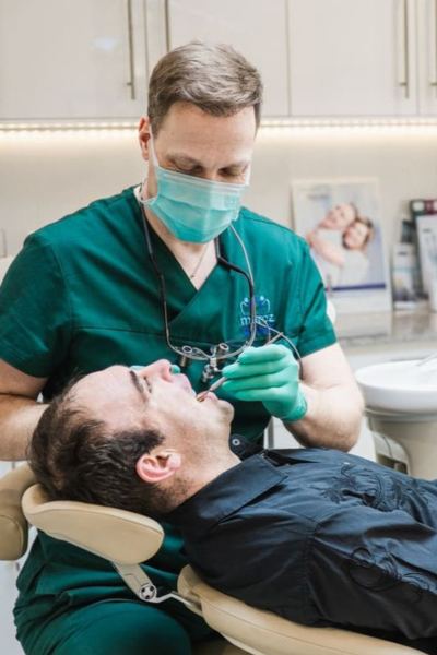 Examen dentaire entre chirurgien et patient
