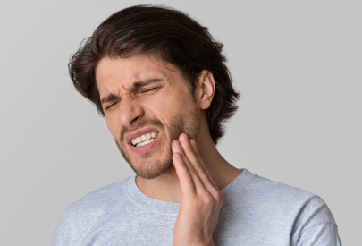 homme qui a mal aux dents et gencives