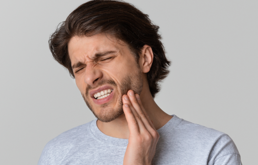 homme qui a mal aux dents et gencives