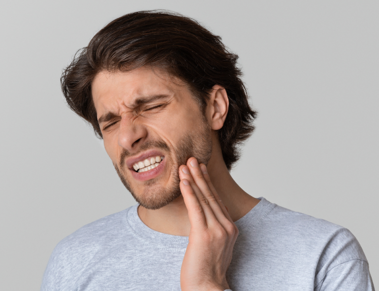 homme qui a mal aux dents et gencives