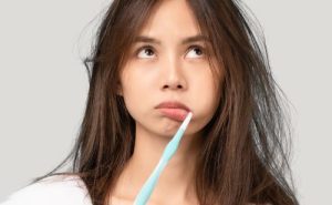 femme qui se brosse les dents