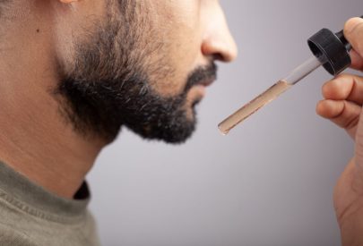homme qui met du minoxidil pour faire pousser sa barbe