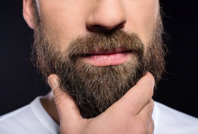 homme qui prend soin de sa barbe