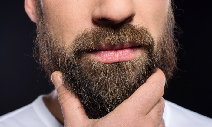 homme qui prend soin de sa barbe