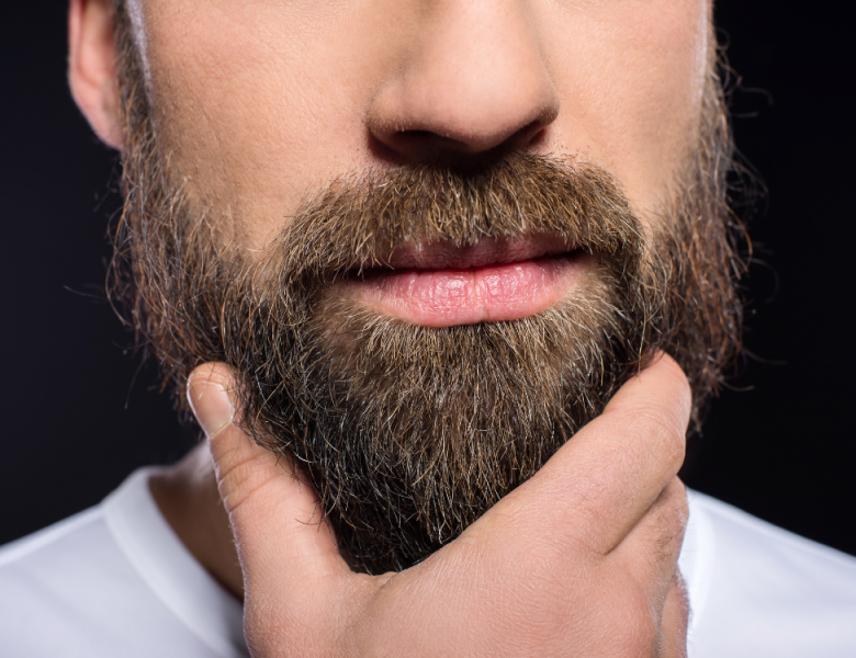 homme qui prend soin de sa barbe