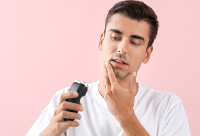 homme qui hésite à se raser la tête