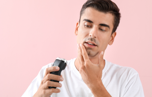 homme qui hésite à se raser la tête