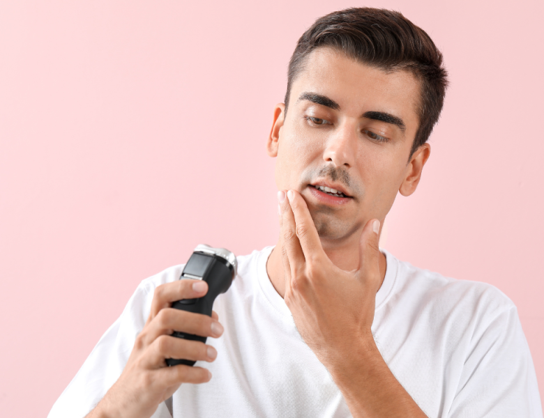 homme qui hésite à se raser la tête