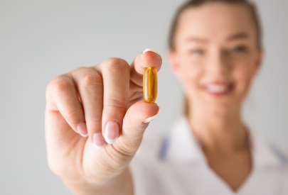 femme qui tient un complement alimentaire