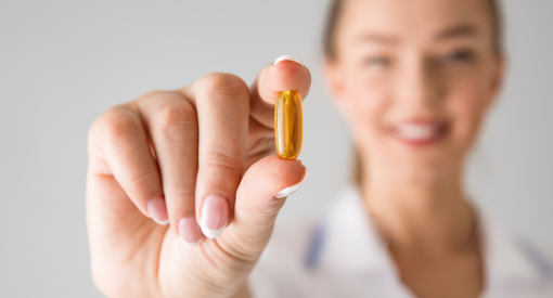 femme qui tient un complement alimentaire