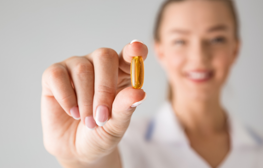femme qui tient un complement alimentaire