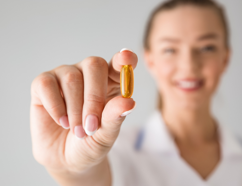 femme qui tient un complement alimentaire