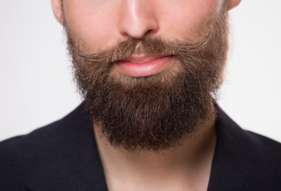 homme avec une belle barbe