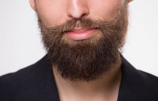 homme avec une belle barbe