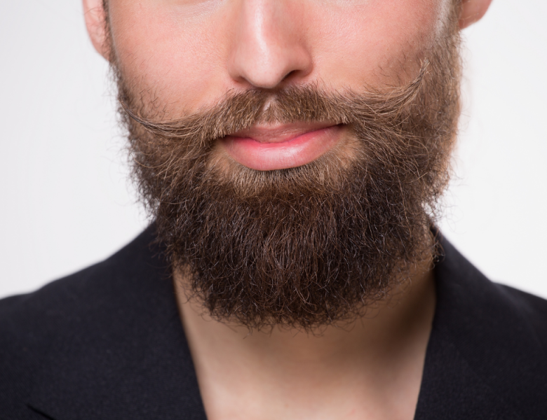 homme avec une belle barbe