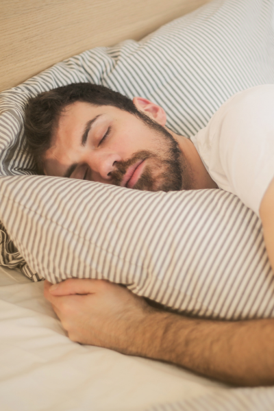 homme barbu qui dort