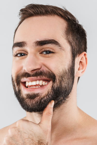 homme qui masse sa barbe