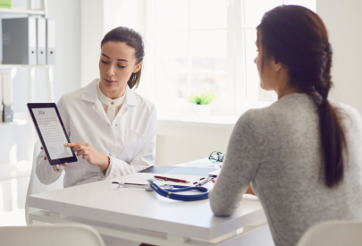 docteur qui montre un bilan dentaire à la patiente ménopausée