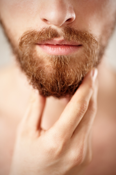 homme avec une belle barbe