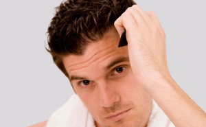 homme qui se brosse les cheveux