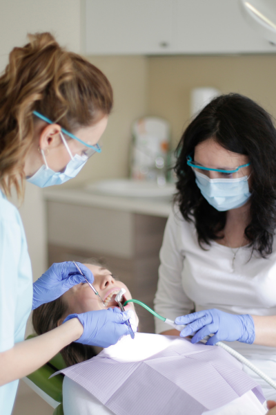 chirurgiens dentistes qui soignent une parodontite