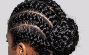 femme ayant une coiffure serrée