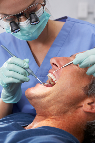 dentiste qui fait un détartrage
