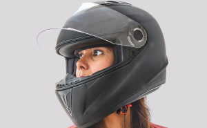 femme avec un casque de moto