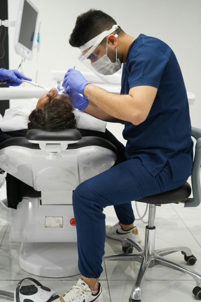 dentiste qui fait une greffe de gencives