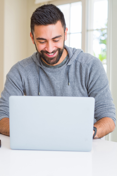homme qui recherche clinique à l'étranger pour soins dentaires
