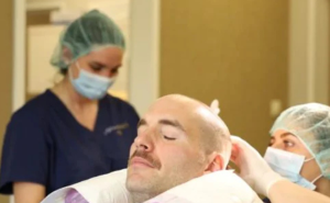 homme qui se fait greffer les cheveux en Turquie