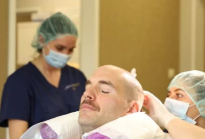 homme qui se fait greffer les cheveux en Turquie