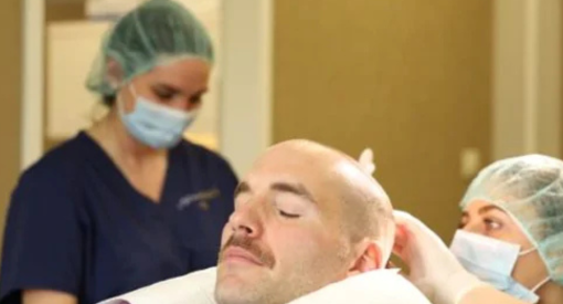 homme qui se fait greffer les cheveux en Turquie