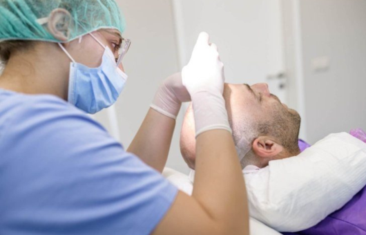 patient en chirurgie greffe de cheveux