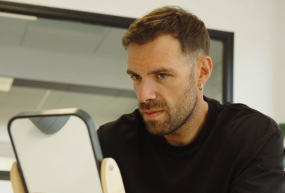 homme qui a fait une greffe de cheveux