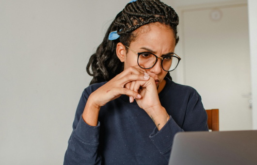 femme qui lit des avis négatifs