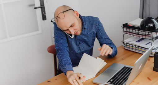 homme qui fait des demarches pour un devis capillaire