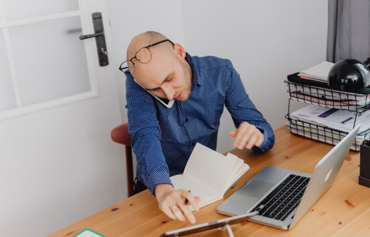homme qui fait des demarches pour un devis capillaire