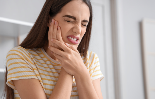 femme qui a mal aux dents