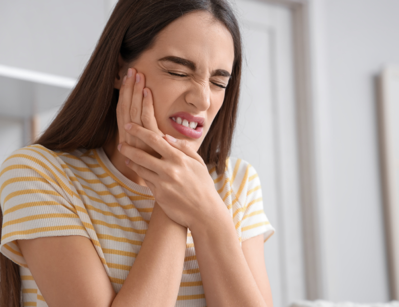 femme qui a mal aux dents