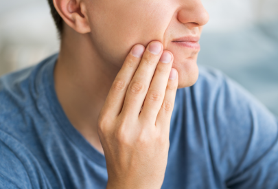 homme qui a mal aux dents