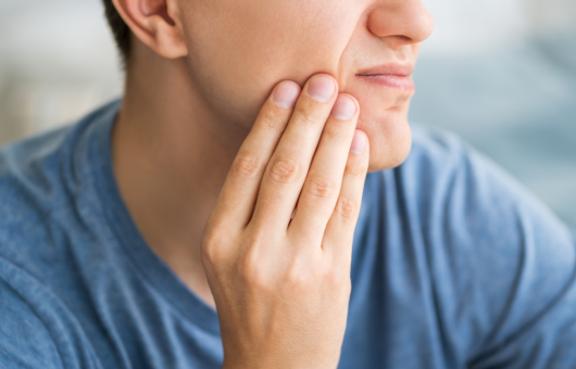 homme qui a mal aux dents