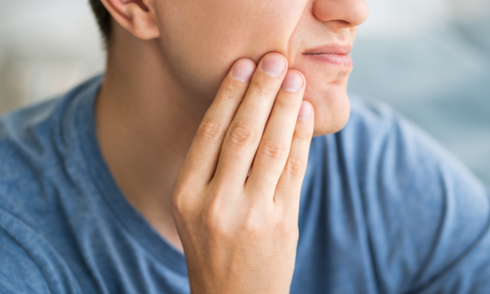 homme qui a mal aux dents